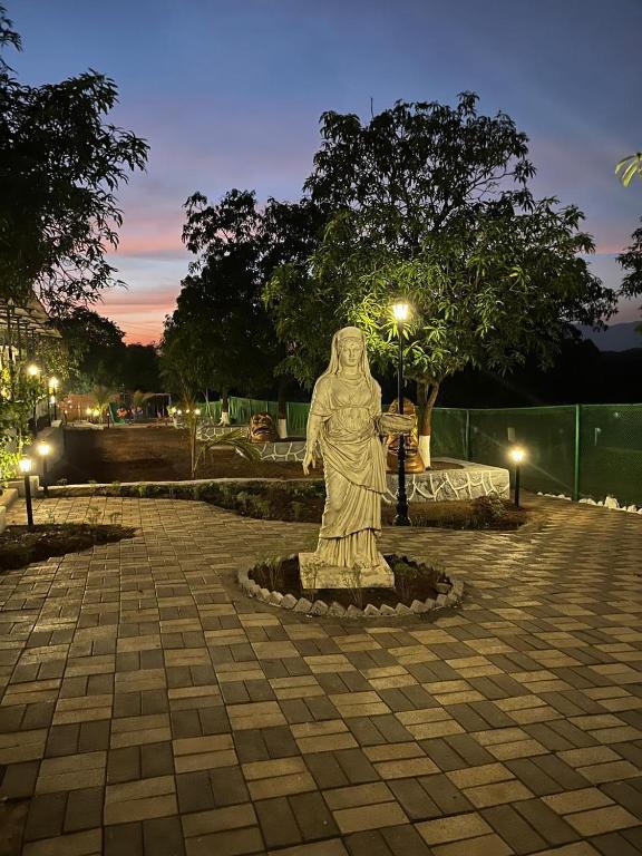 Statue courtyard at Riverbells